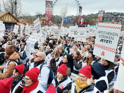 5000 officinaux venus de tout le Sud de l’Allemagne  (Bade-Wurtemberg et Bavière) ont manifesté mercredi 22 novembre à Stuttgart contre la politique de santé du gouvernement.  