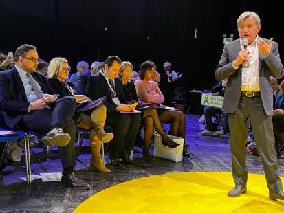 Philippe s'adresse au ministre de la Santé au Congrès des maires