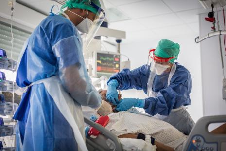 Patient sous assistance respiratoire dans un coma artificiel, dans une unité Covid-19, durant la pandémie.