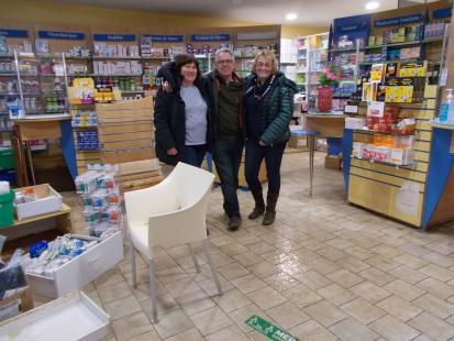 Laurence Dachicourt (à droite) et Mireille Vitay avec Jean-Pierre Douay, leur ancien titulaire, venu leur prêter main-forte
