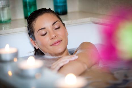 Le bain ne doit pas seulement être considéré comme une routine d’hygiène mais aussi comme un rituel de bien-être personnel.