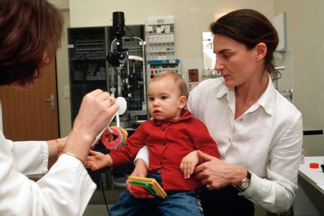 Chez l’enfant, le traitement chirurgical du strabisme est indiqué après le traitement médical, idéalement avant l’entrée au CP