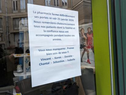 À Limoges, sur la devanture de la pharmacie mutualiste du Grand théâtre, une affiche clôt cette aventure mutualiste débutée il y a 126 ans.