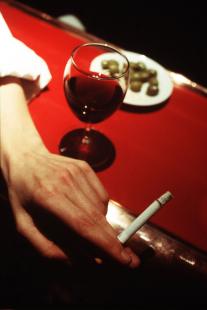 Réduire la consommation d’alcool et de tabac permet de limiter l’apparition des pellicules