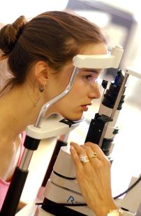 La mesure de la pression intraoculaire de l'œil est l’un des examens réalisés pour le dépistage du glaucome