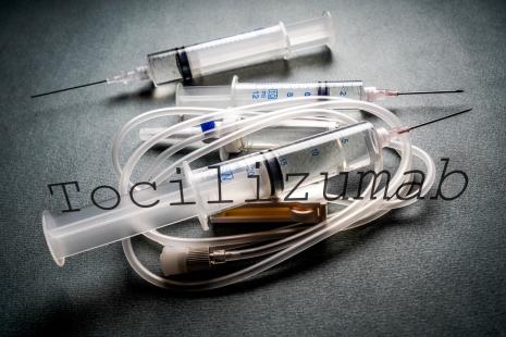 Le tocilizumab bloque l’action des récepteurs de l’interleukine 6, il est utilisé pour son action immunosuppressiveen en rhumatologie.