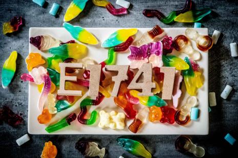 Dans l'Union européenne les additifs alimentaires sont identifiés par un numéro commençant par la lettre E