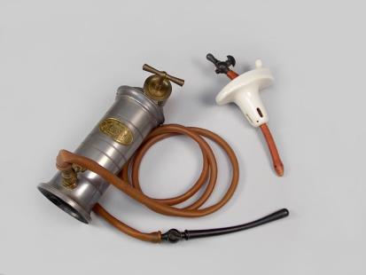 Irrigateur vaginal d’Eguisier. Conservatoire hospitalier de Rennes
