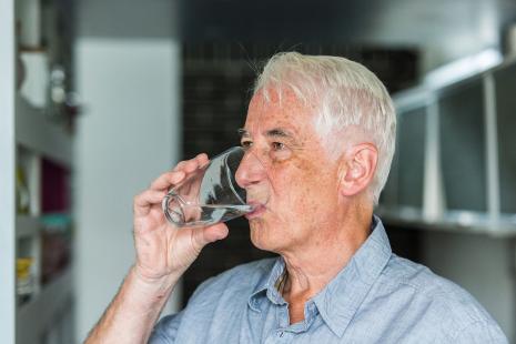 Parmi les patients informés, une hydratation suffisante avec de l'eau plate comme mesure permettant de protéger les reins a été choisie par respectivement 64,4 % et 16,8 % des participants