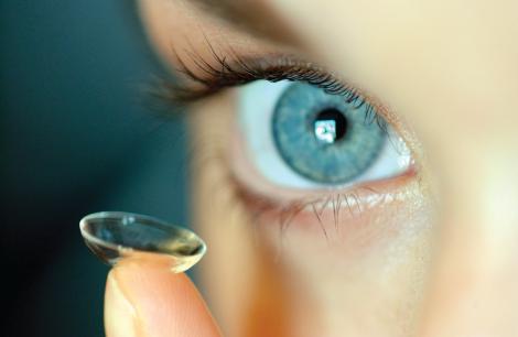 On distingue deux grands types de lentilles de contact : les lentilles souples, les plus utilisées, et les lentilles rigides, plutôt indiquées chez les patients qui ont une sécheresse oculaire