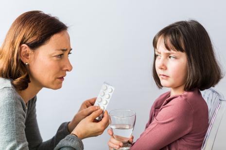 Il convient d'adapter les doses des médicaments hydrosolubles (par kg de poids corporel) à mesure que l'enfant grandit