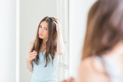 Des massages du cuir chevelu stimulent la microcirculation et renforcent l'efficacité des soins