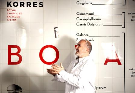 Dans un dialogue permanent avec ses patients, Giorgos Korres élabore des remèdes au plus proche du soin naturel, les dispense et les améliore en fonction des avis