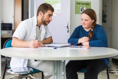 Les critères principaux d’efficacité étaient la variation de l’HbA, la glycémie à jeun, le poids, l’IMC, le tour de taille, le bilan lipidique et la pression artérielle