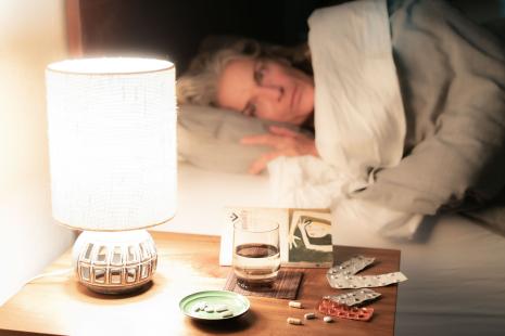 Des médicaments causent ou aggravent les insomnies : méthylphénidate, antidépresseurs, antiparkinsoniens, bêtabloquants, corticoïdes…