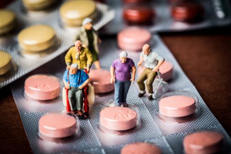 Selon la Haute Autorité de santé (HAS), les benzodiazépines à demi-vie longue sont considérées comme inappropriées chez les sujets âgés, du fait d’un surrisque iatrogénique