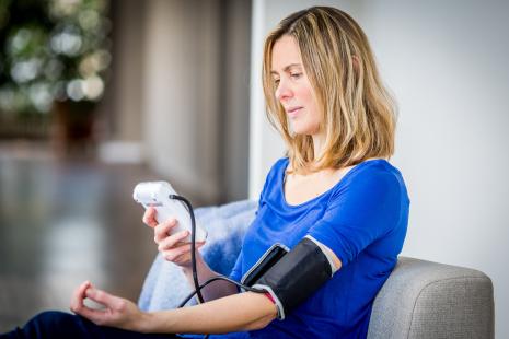Les hommes sont davantage traités contre l’hypertension artérielle que les femmes : 61,3 % de ceux déclarant une HTA ont pris un traitement dans les 12 derniers mois, contre 48,9 % des femmes