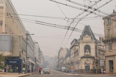 Les fumées émanant des incendies en Nouvelle-Aquitaine se sont répandues à des centaines de kilomètres, comme ici à Limoges.