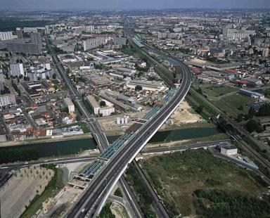 INFRASTRUCTURE DE TRANSPORT ET DEPLACEMENT DE TRANSPORT ET DEPLACEMENT routière enjambant le...