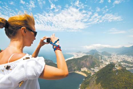 Vue sur Praia Vermelha et Copacabana depuis le Pain de Sucre