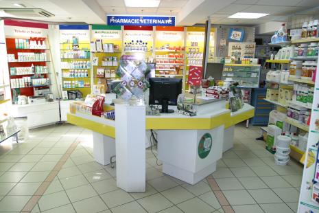 Le rayon vétérinaire de la pharmacie des Manades à Saint-Martin de Crau