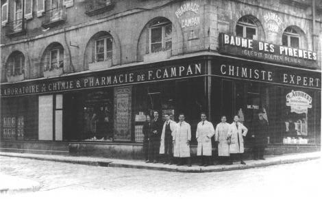 Pharmacie Campan à Bayonne au début des années 1920 avec de droite à gauche : Félix Campan, l...