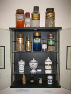 Vitrine des pots au musée de l'absinthe