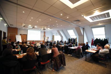 Chaque titulaire peut partager ses six journées de formation par an avec son ou ses adjoints
