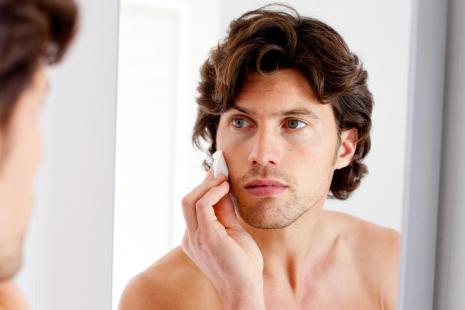 Plus ferme et mieux préservé des effets du vieillissement la peau masculine a aussi ses...