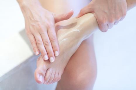 La sécheresse cutanée, les rugosités et les fissures menacent l’épiderme des pieds