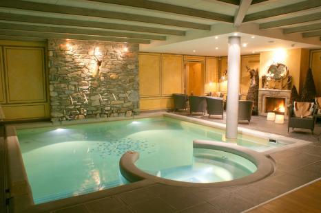 L'élégante piscine du spa l'Eau des Cimes