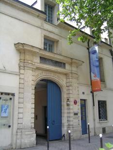 Vue de l'entrée de l'Hôtel de Miramion, musée de l'AP-HP