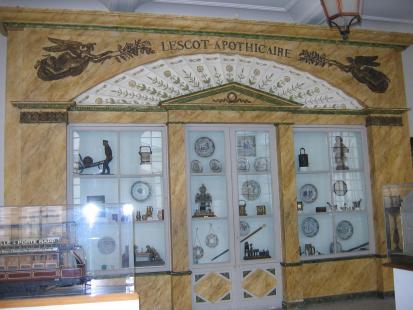La devanture de la pharmacie Lescot, département des Enseignes, Musée Carnavalet