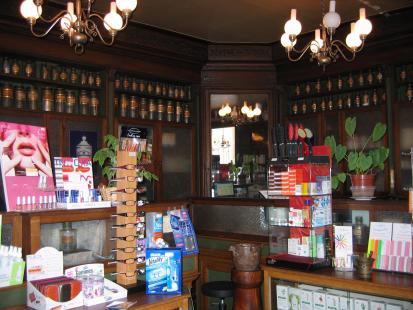 L'intérieur de la pharmacie Lhopitallier, rue Soufflot