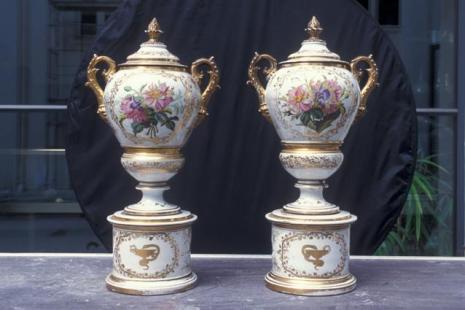 Grand vase de forme balustre, porcelaine blanche et or, décor floral polychrome,sur le socle...