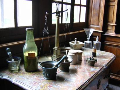 Apothicairerie, mortiers et balance
