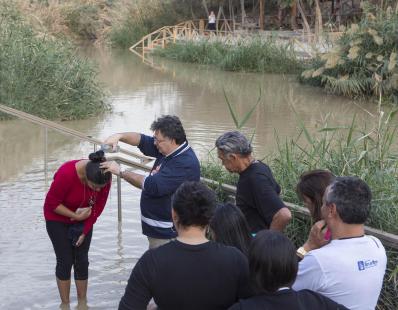Baptême  dans le Jourdain, à Qasr el-Yahut,