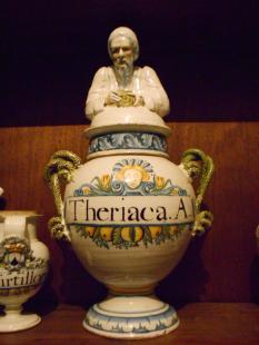 Vase de pharmacie, faïence stannifère, avec inscription "Theriaca. A" et buste de pharmacien ou...