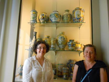 Véronique Milande et Laurence Tilliard, devant la vitrine des faïences et majoliques...