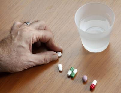 PRISE DE MEDICAMENTS CACHETS GELLULES COMPRIMES VERRE D' EAU MAIN