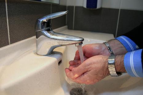 Le lavage systématique des mains, un conseil à diffuser sans modération