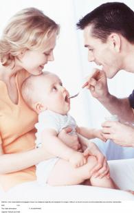 Prendre très tôt de bonnes habitudesmaternite parent pere papa mere maman alimentation enfant