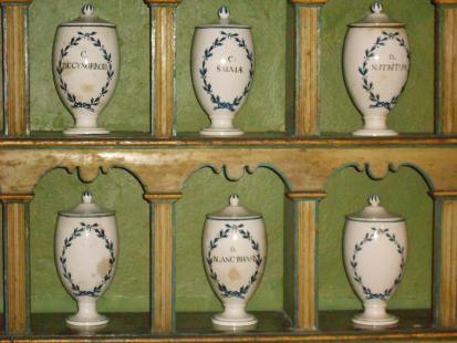 Les pots en forme d'urne en faience fine