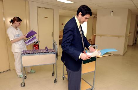 Vérifier la qualité des prescriptions est l’une des missions du pharmacien référent prévue par le...