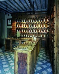 Le comptoir et les étagères en bois