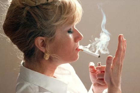 Femme tabaccigarettes fumee
