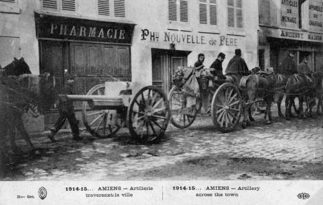 Un régiment d'artillerie passe devant une pharmacie, en 1914, à Amiens