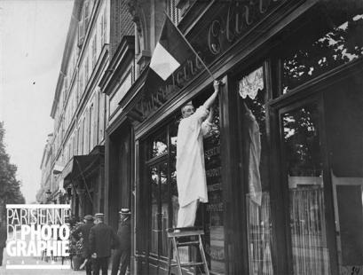 En août 1914, une pharmacie du boulevard Denfert Rochereau à Paris manifeste son enthousiasme...