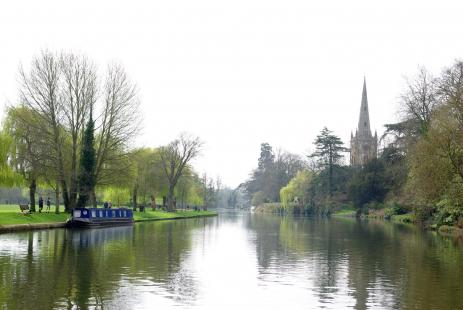 Au bord de l'Avon, à Stratford. Au fond, Holy Trinity Church, où est enterré Shakespeare