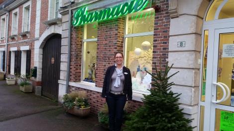 Delphine Champneuf devant son officine
